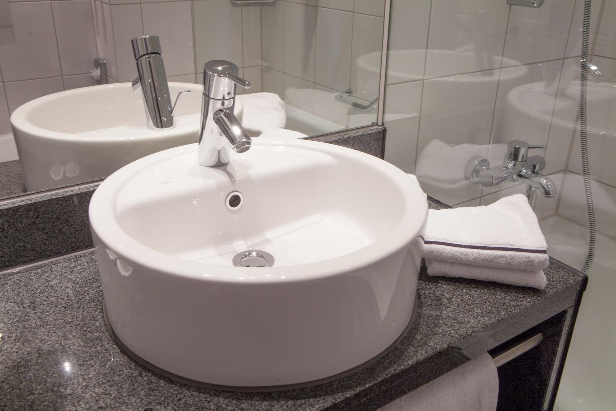 Novina Tillypark Hotel